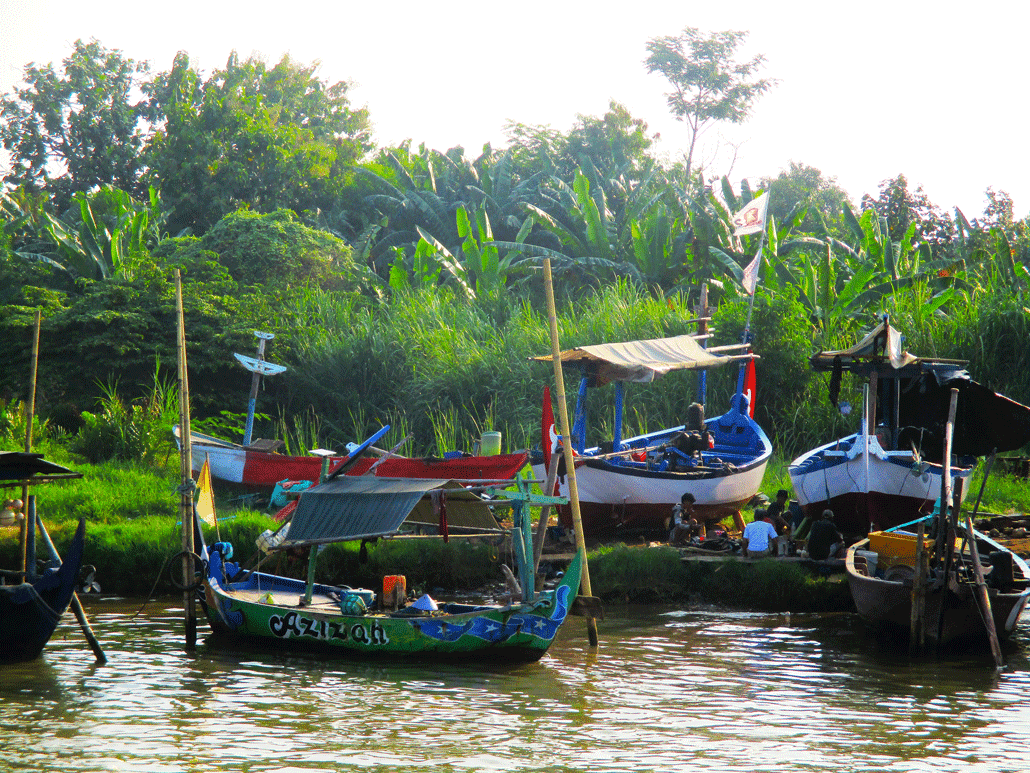 2025 | Kapal Berlabuh di Pinggir Sungai